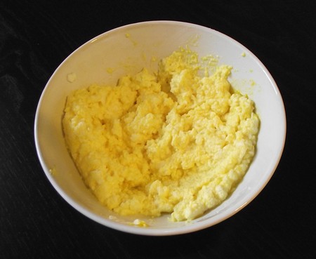 Начинка такая желтая, т.к. яйцо домашнее с ярким аппетитным желтком