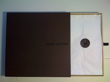 Белый конверт и коробка LV