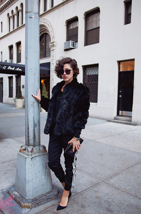 Популярная блогерша Karla`s Closet включила брюки Adidas в гламурный уличный образ. Думаю, такой лук подойдет только лишь для фотосессии, разгуливать в таком виде по улицам города не стоит))